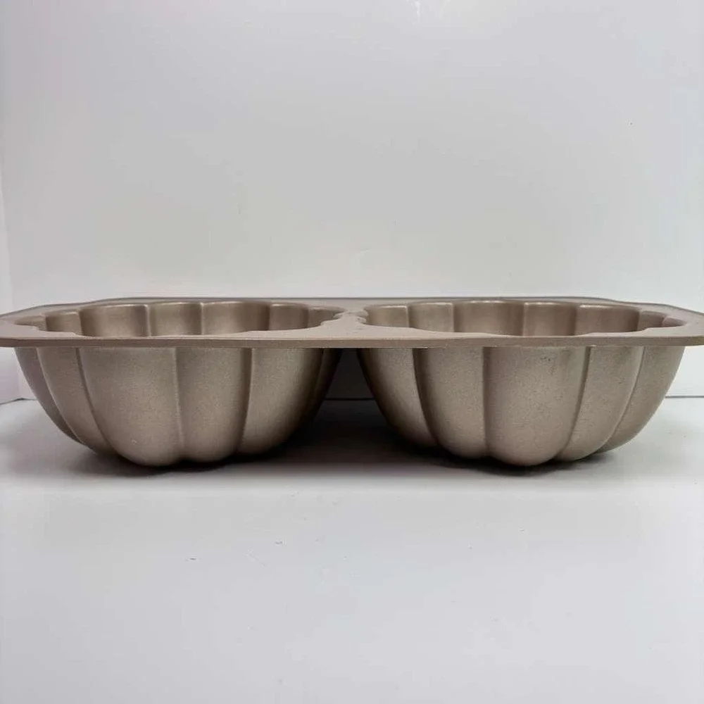 Nordic Ware Cast Aluminum The‎ Great Pumpkin Bundt Cake 10-Cup pan